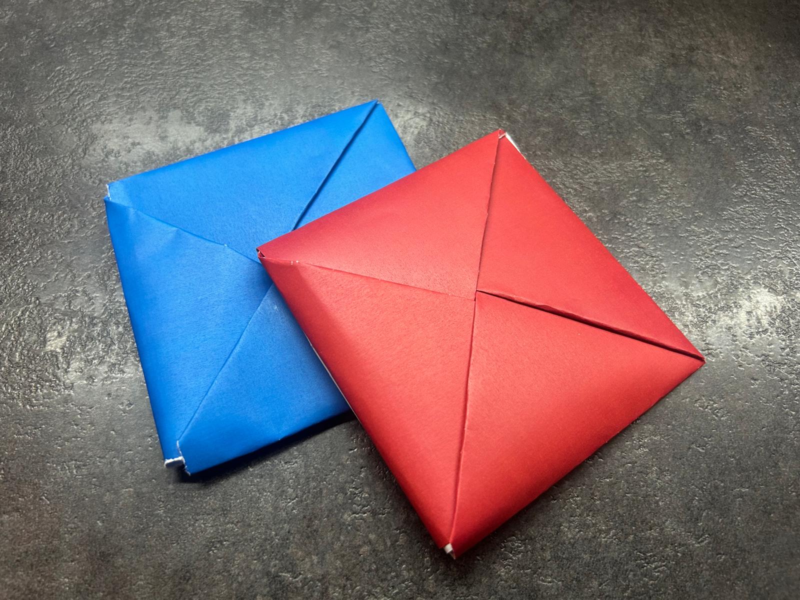 Red and blue ddakji tiles