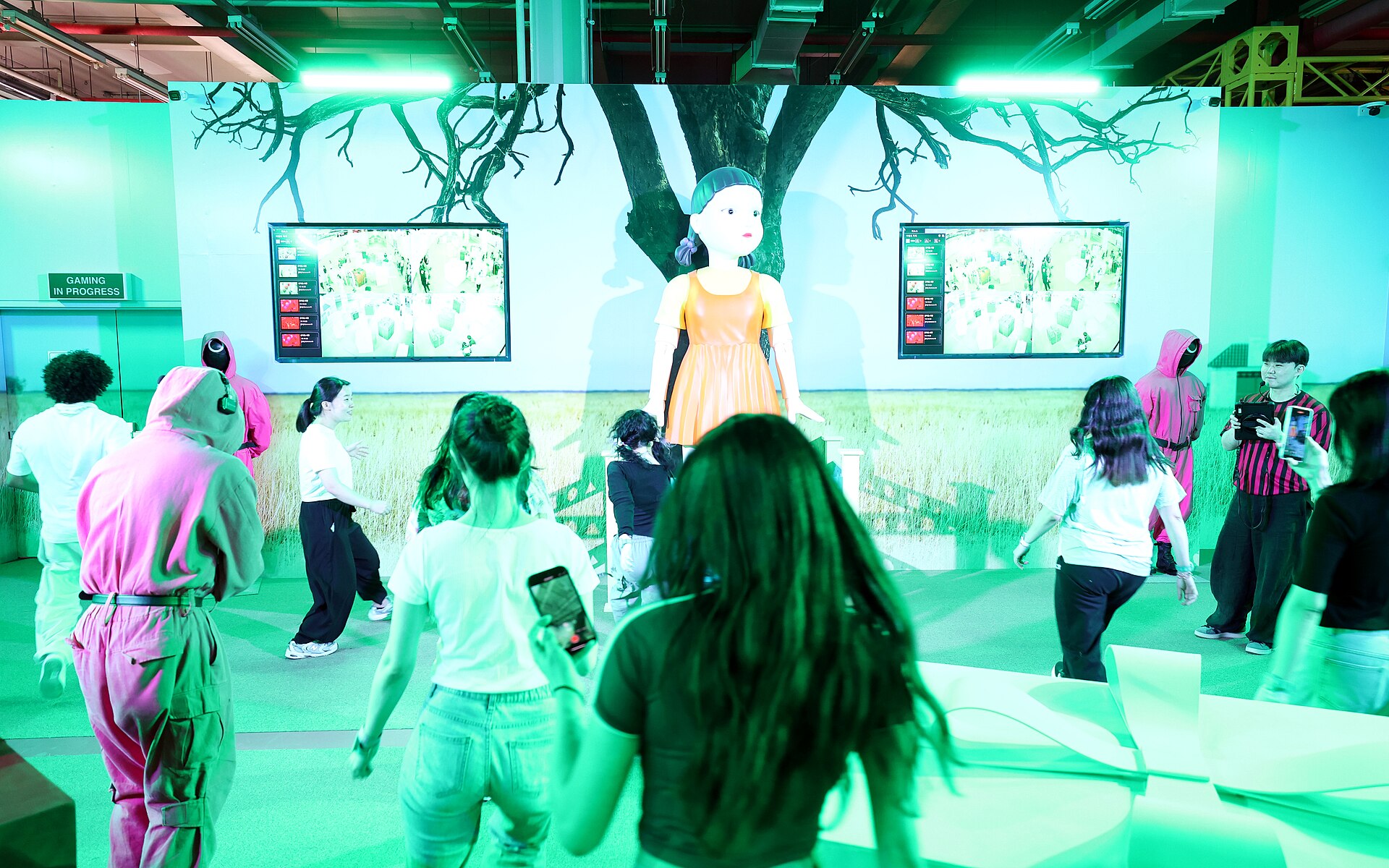 Young-hee doll and pink guards inside the green arena